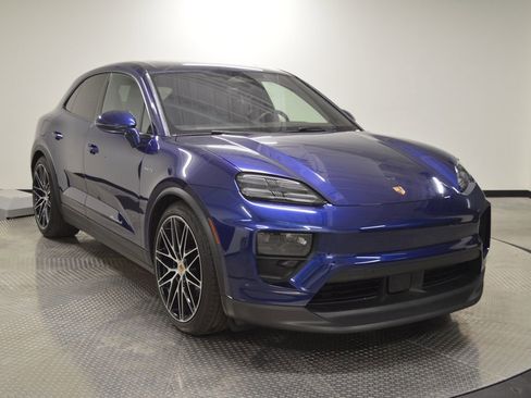 Certified 2024 Porsche Macan 4 Electric AWD/4WD image 9