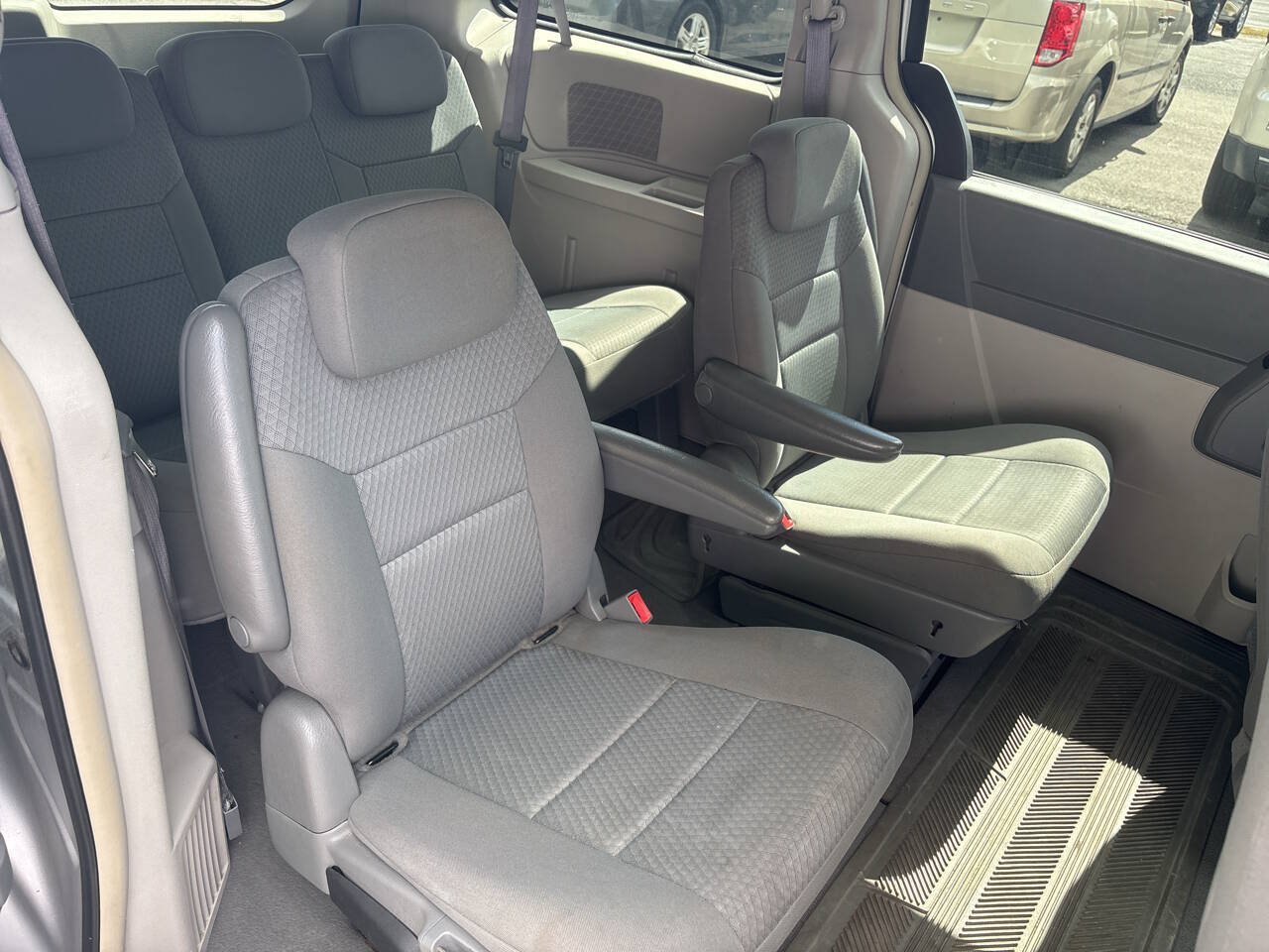 Used 2010 Chrysler Town & Country Touring FWD image 7