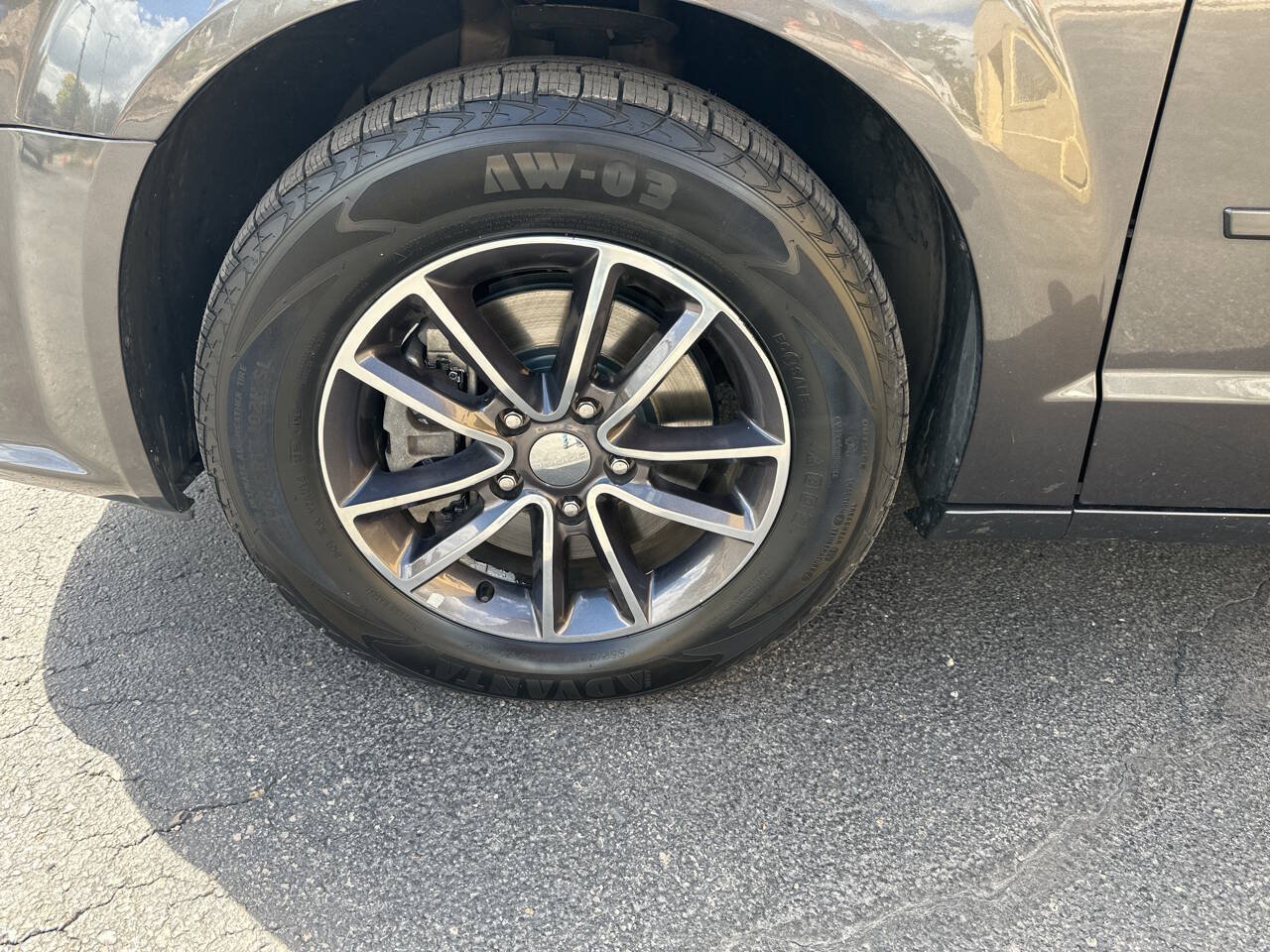 Used 2017 Dodge Grand Caravan SXT FWD image 3