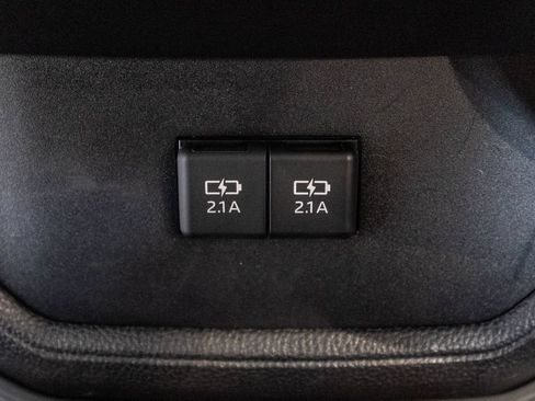 Used 2021 Toyota Highlander XLE AWD/4WD image 33