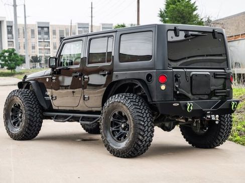 Used 2016 Jeep Wrangler Unlimited Sahara w/ Connectivity Group AWD/4WD image 9