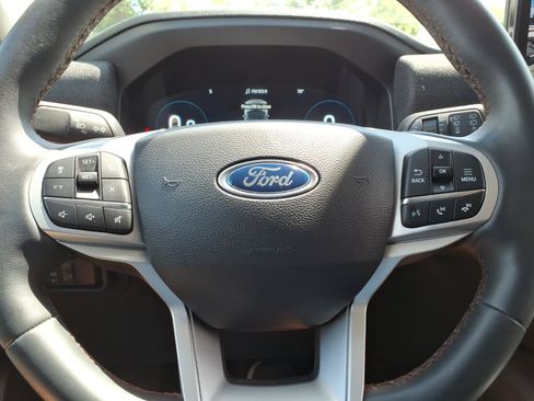 Used 2025 Ford Explorer Active AWD/4WD image 12