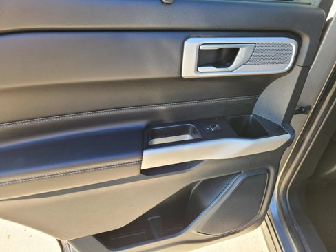 Used 2022 Ford Explorer Limited w/ Equipment Group 301A AWD/4WD image 18