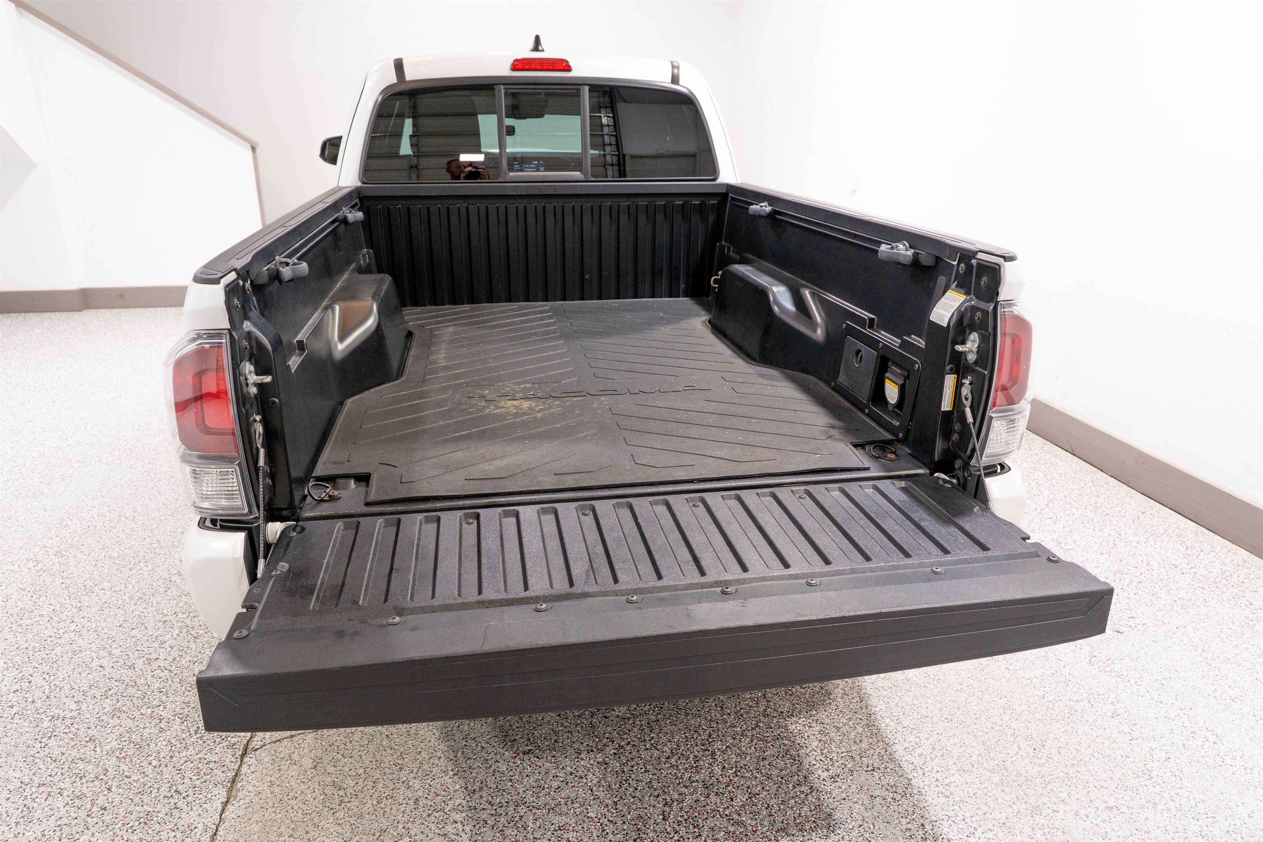 Used 2022 Toyota Tacoma TRD Sport w/ Black Out Package (TMS) AWD/4WD image 11