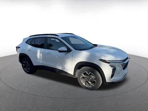 Used 2025 Chevrolet Trax LT image 2