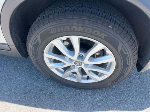 Used 2018 Nissan Rogue SV w/ Premium Package AWD/4WD image 15