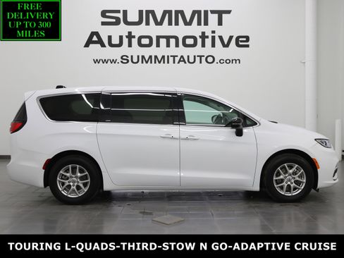 Used 2024 Chrysler Pacifica Touring-L FWD image 1