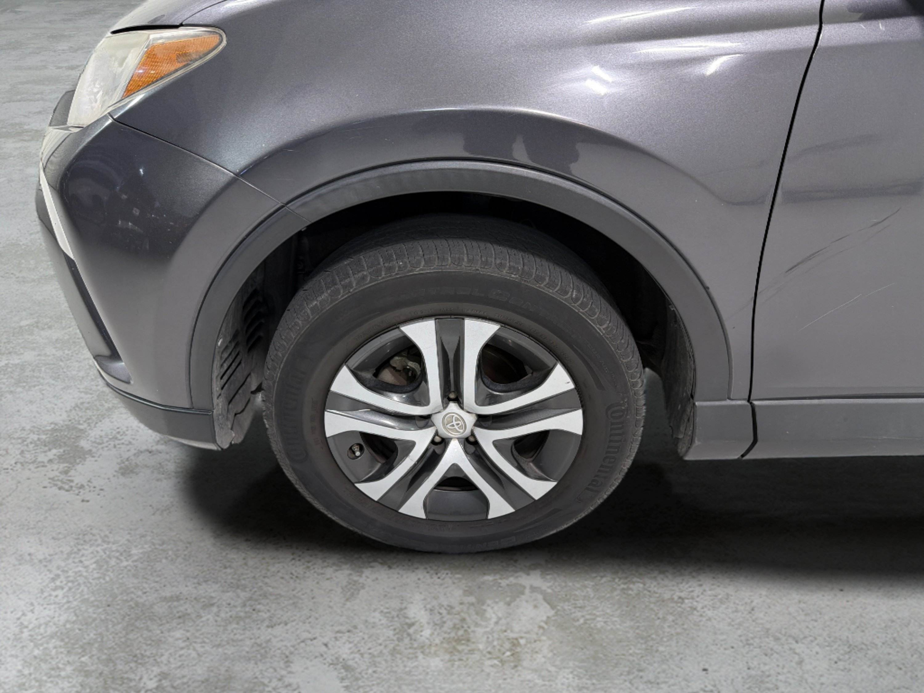 Used 2018 Toyota RAV4 LE FWD image 9