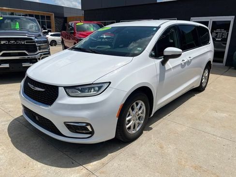 Certified 2023 Chrysler Pacifica Touring-L FWD image 3
