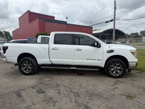 Used 2019 Nissan Titan SV w/ SV Convenience Package AWD/4WD image 5