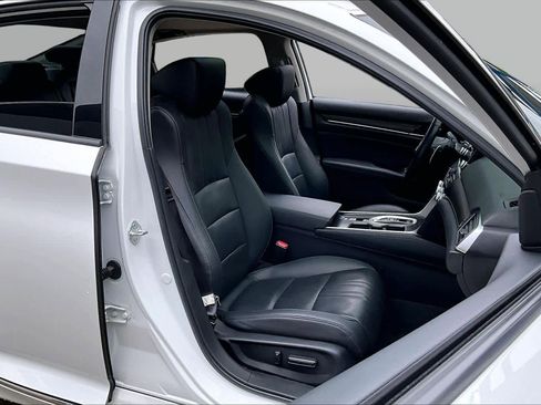 Used 2022 Honda Accord Touring image 9