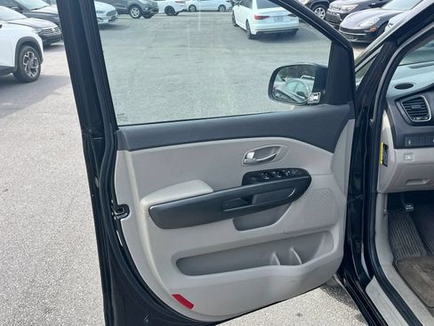Used 2016 Kia Sedona L FWD image 8