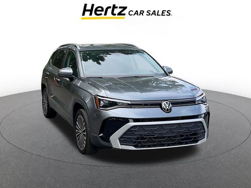 Used 2025 Volkswagen Taos SE image 1