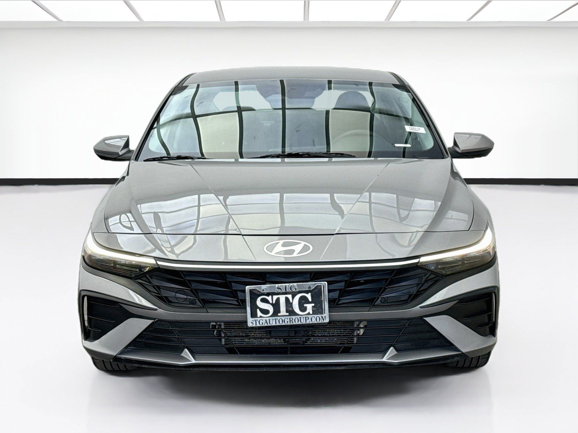 Used 2025 Hyundai Elantra Hybrid FWD image 2
