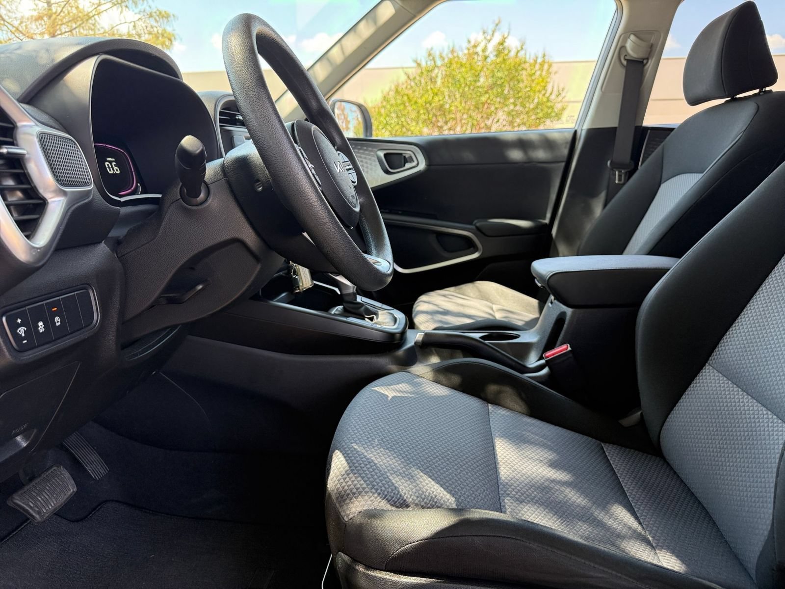 Used 2025 Kia Soul LX w/ LX Technology Package FWD image 26