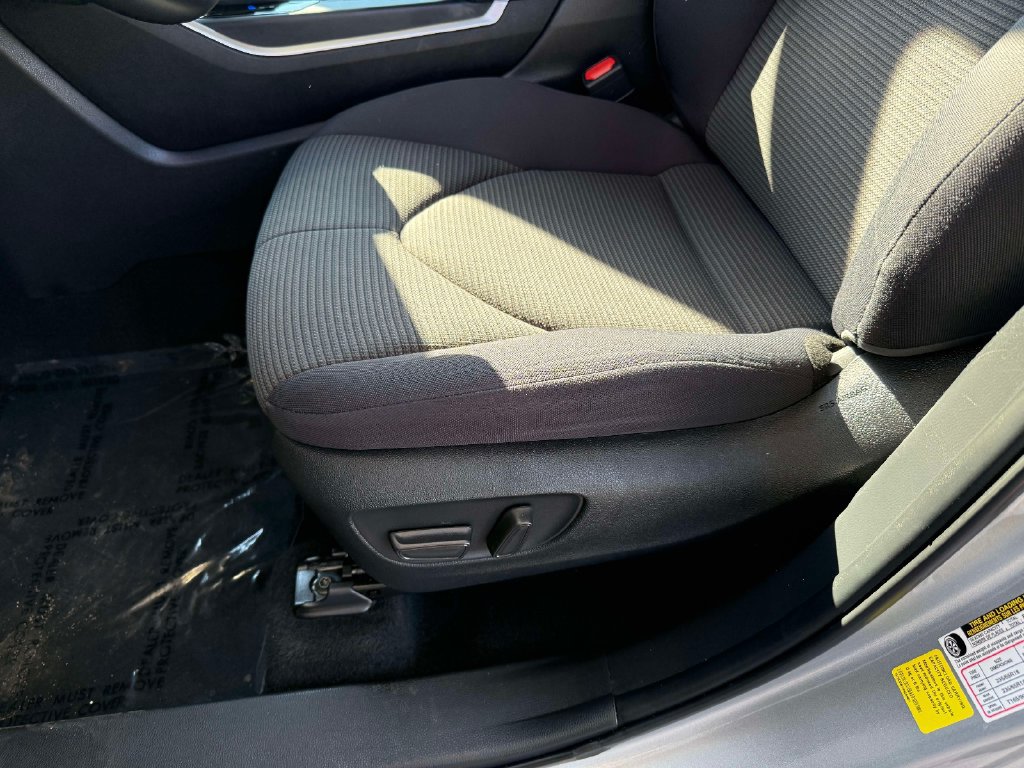 Used 2025 Toyota Highlander LE FWD image 15