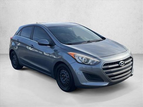 Used 2017 Hyundai Elantra GT image 3