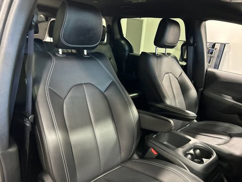 Used 2025 Chrysler Pacifica Select FWD image 35