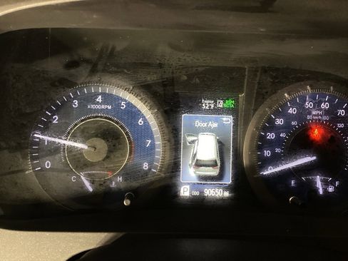 Used 2018 Toyota Sienna AWD image 12