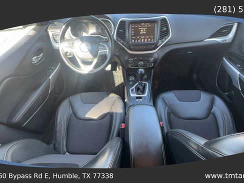 Used 2018 Jeep Cherokee Latitude Plus w/ Cold Weather Group AWD/4WD image 11