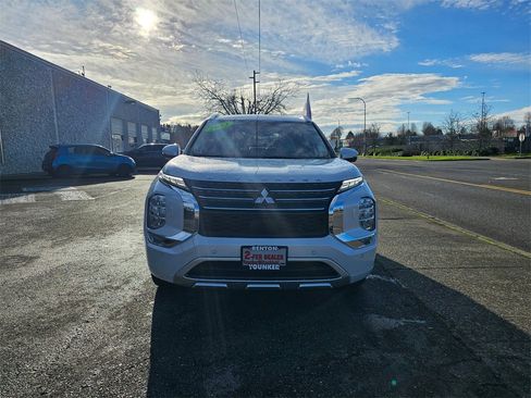 Used 2023 Mitsubishi Outlander SEL image 2