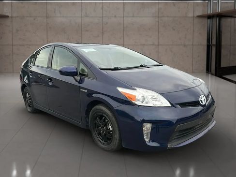 Used 2014 Toyota Prius Two FWD image 3