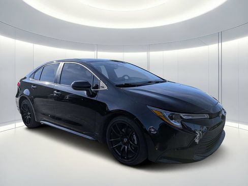 Used 2025 Toyota Corolla LE FWD image 2