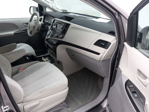Used 2012 Toyota Sienna LE FWD image 15