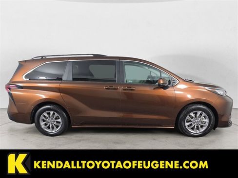 Used 2023 Toyota Sienna LE image 6