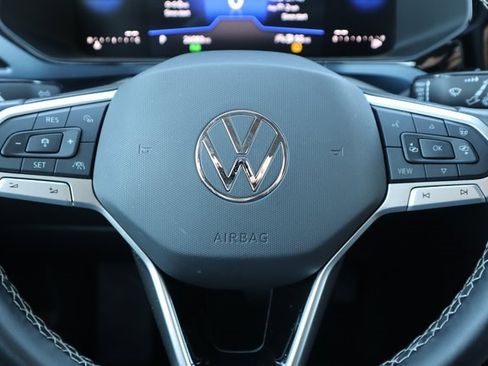 Used 2024 Volkswagen Taos SE image 32