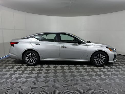 Used 2025 Nissan Altima 2.5 SV FWD image 4