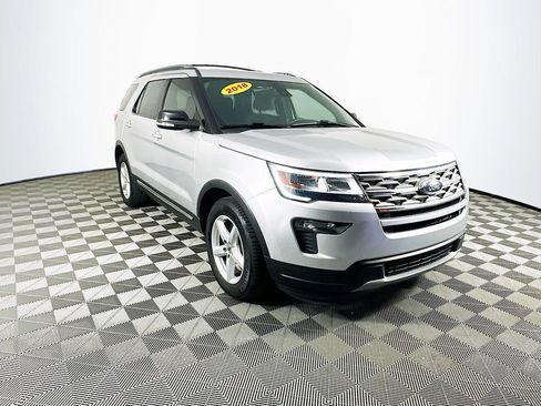 Used 2018 Ford Explorer XLT w/ Equipment Group 201A image 3