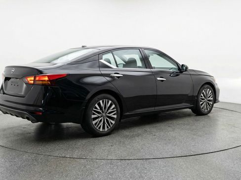 Used 2025 Nissan Altima 2.5 SV FWD image 9