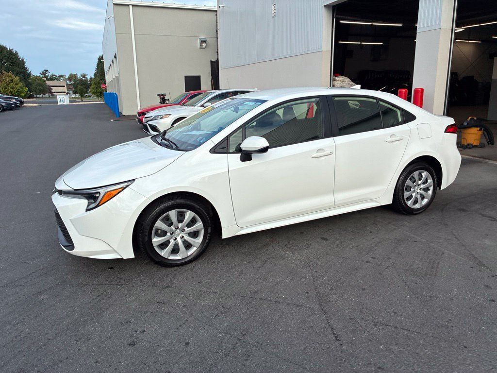 Used 2025 Toyota Corolla LE FWD image 17