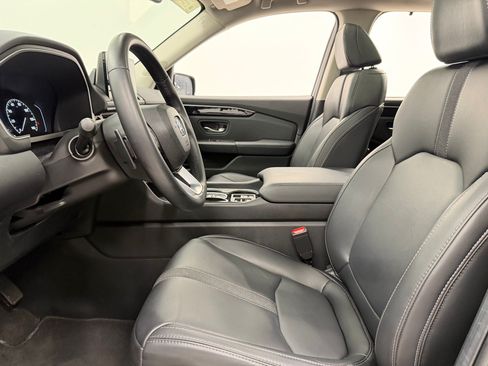Used 2024 Honda Pilot Touring image 4