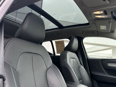 Certified 2025 Volvo XC40 B5 Plus AWD/4WD image 17