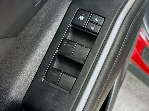 Used 2021 Toyota Highlander XLE FWD image 21