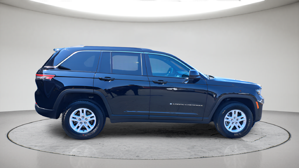 Used 2025 Jeep Grand Cherokee Laredo AWD/4WD image 4