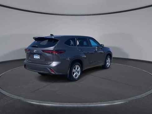 Certified 2024 Toyota Highlander LE AWD/4WD image 9