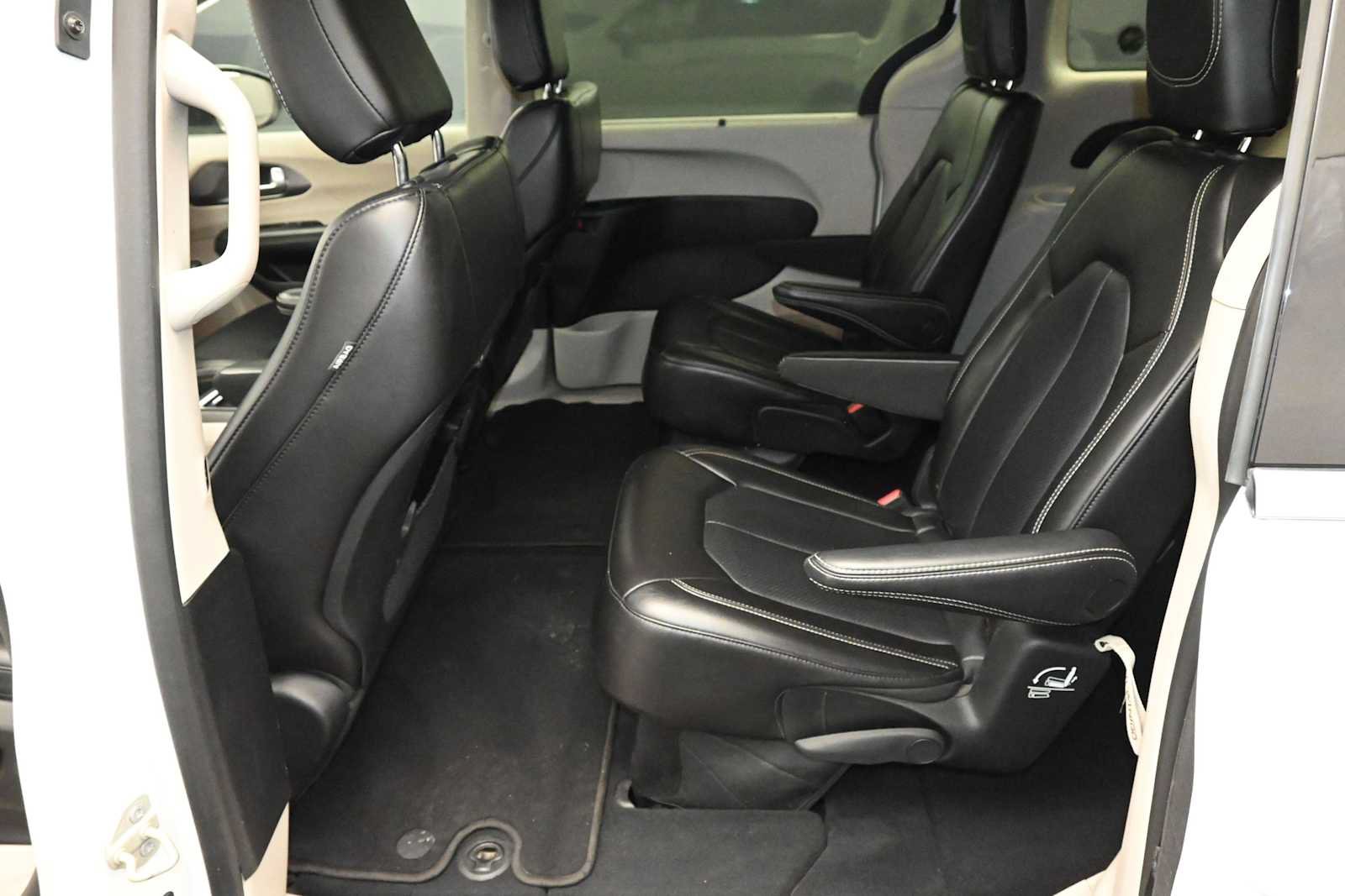 Used 2023 Chrysler Pacifica Touring-L FWD image 11