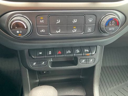 Used 2022 Chevrolet Colorado Z71 AWD/4WD image 7