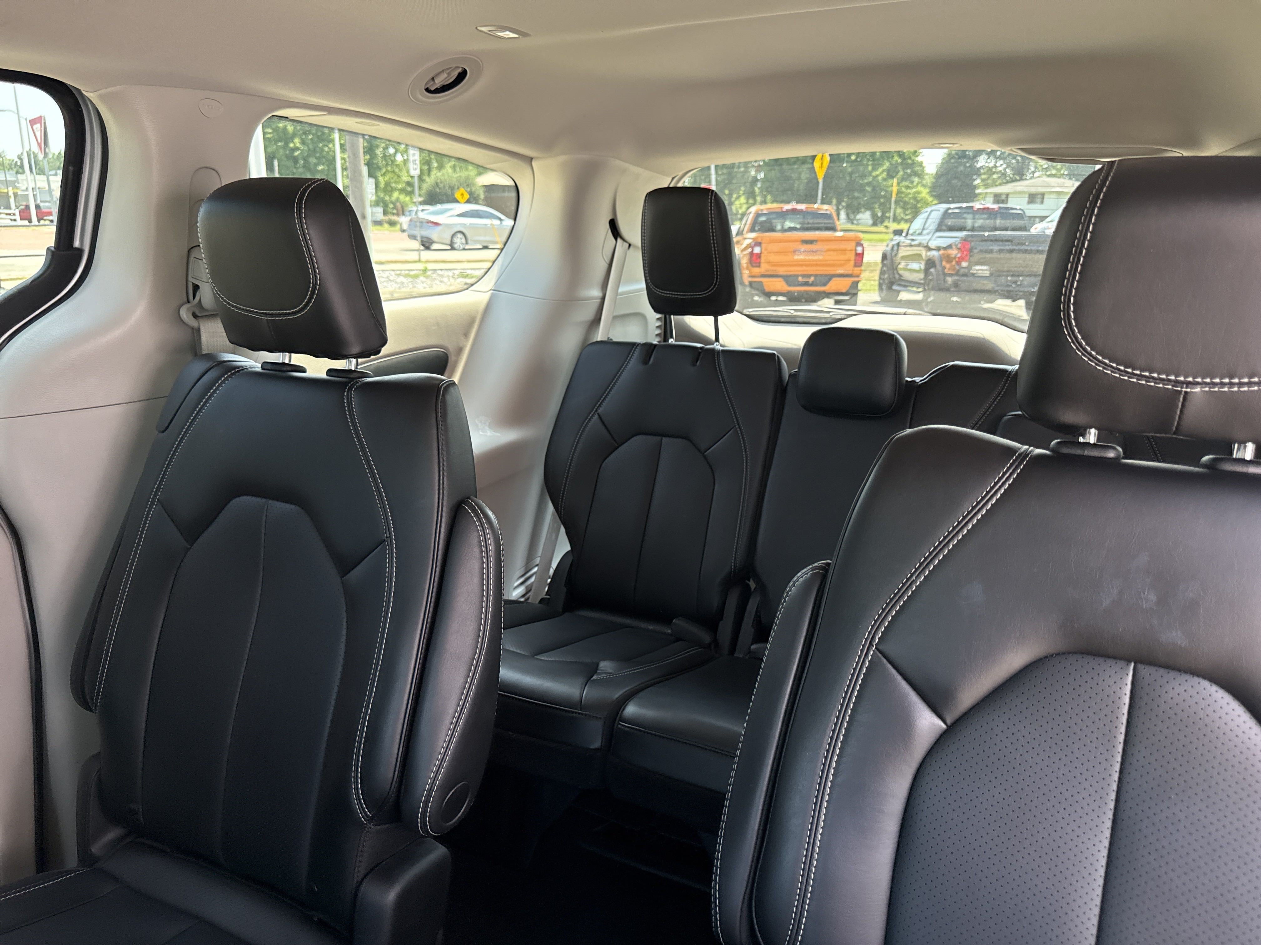 Used 2023 Chrysler Pacifica Touring-L AWD/4WD image 5