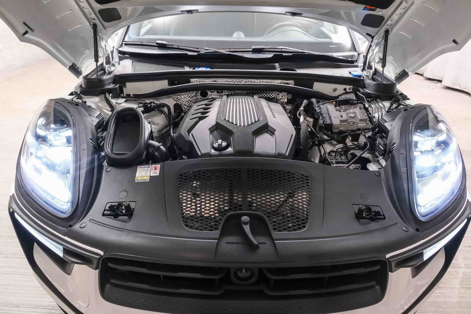 Used 2023 Porsche Macan AWD/4WD image 33