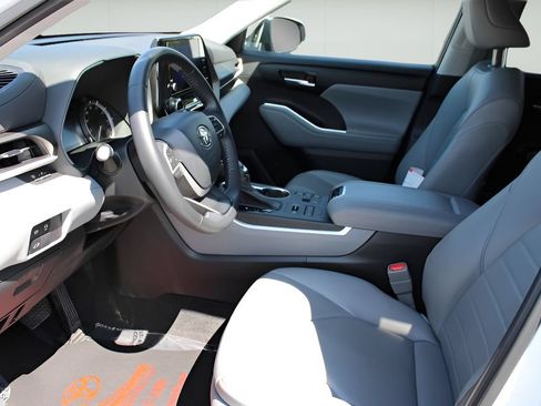 Used 2023 Toyota Highlander XLE AWD/4WD image 9