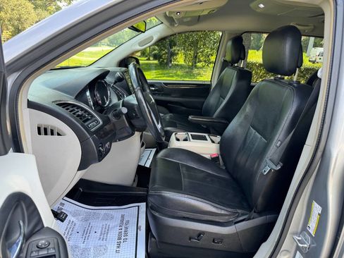 Used 2013 Chrysler Town & Country Touring image 10