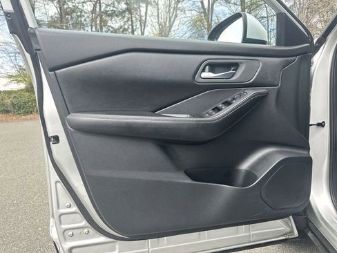 Used 2024 Nissan Rogue SV image 14