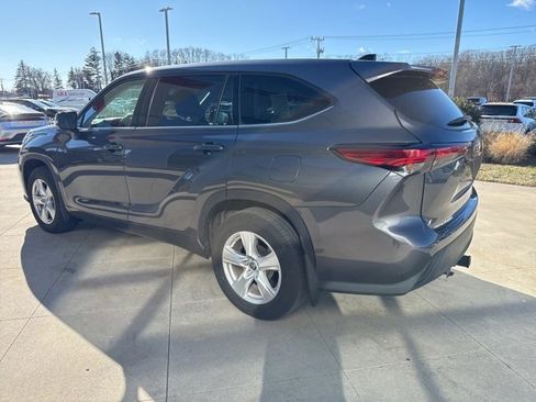 Used 2022 Toyota Highlander LE image 5
