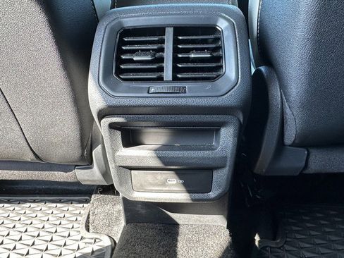 Used 2025 Volkswagen Taos SE w/ Taos MDO Package image 22