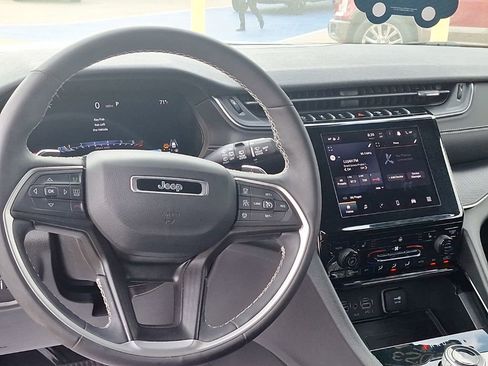 Used 2023 Jeep Grand Cherokee L Laredo image 4