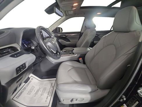 Used 2023 Toyota Highlander Platinum image 9